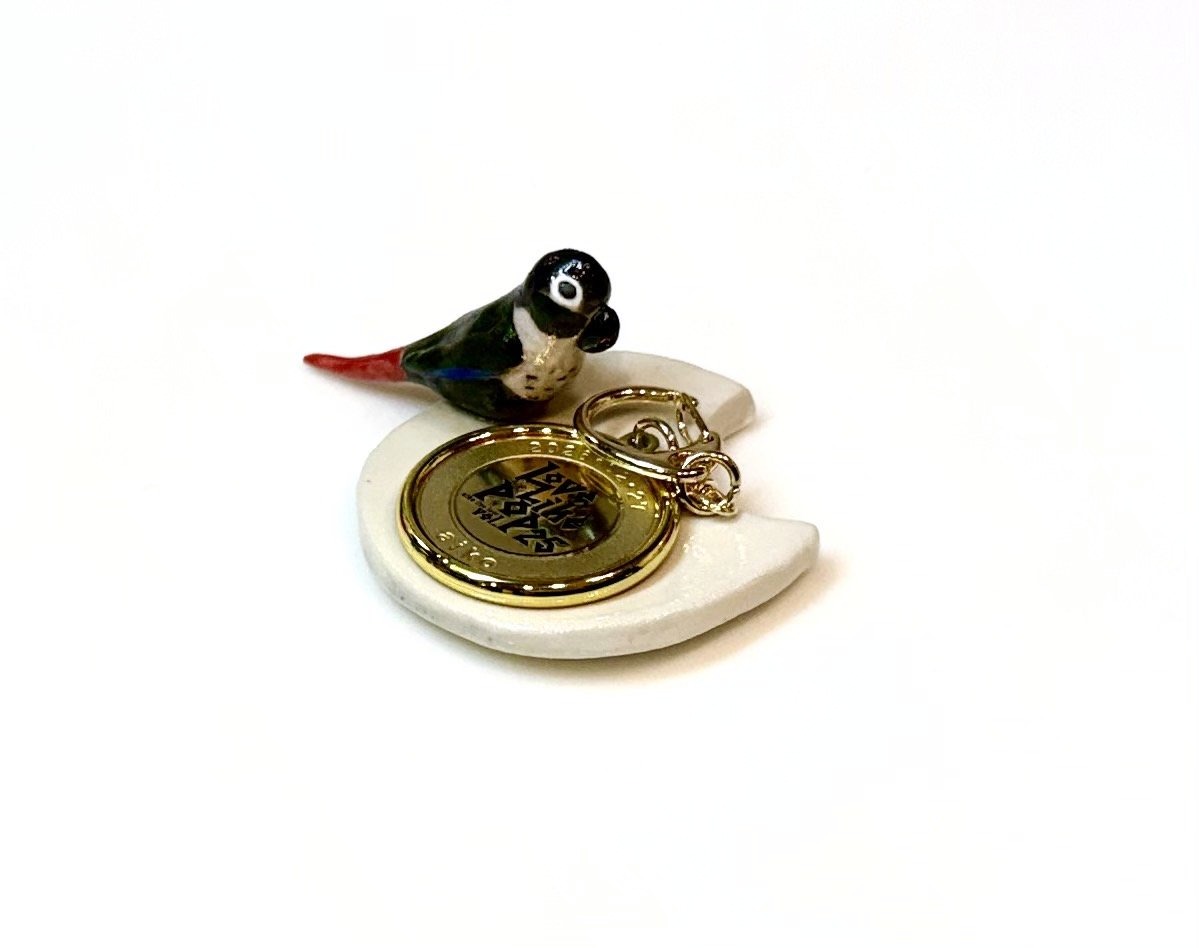 鳥の豆皿を小物置きとして使う様子