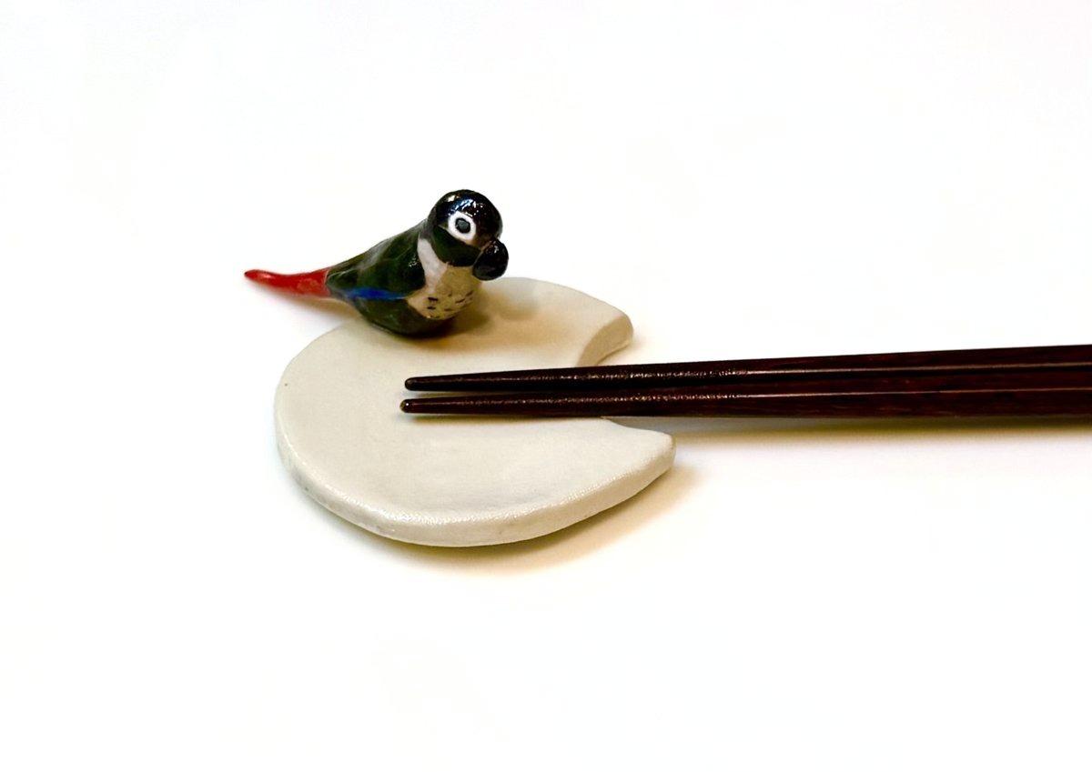 鳥の箸置きとして食卓で使う様子